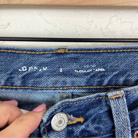 Old Navy Mid Rise Slouchy Taper Jeans Mid Rise Distressed Size 2 - Picture 5 of 6